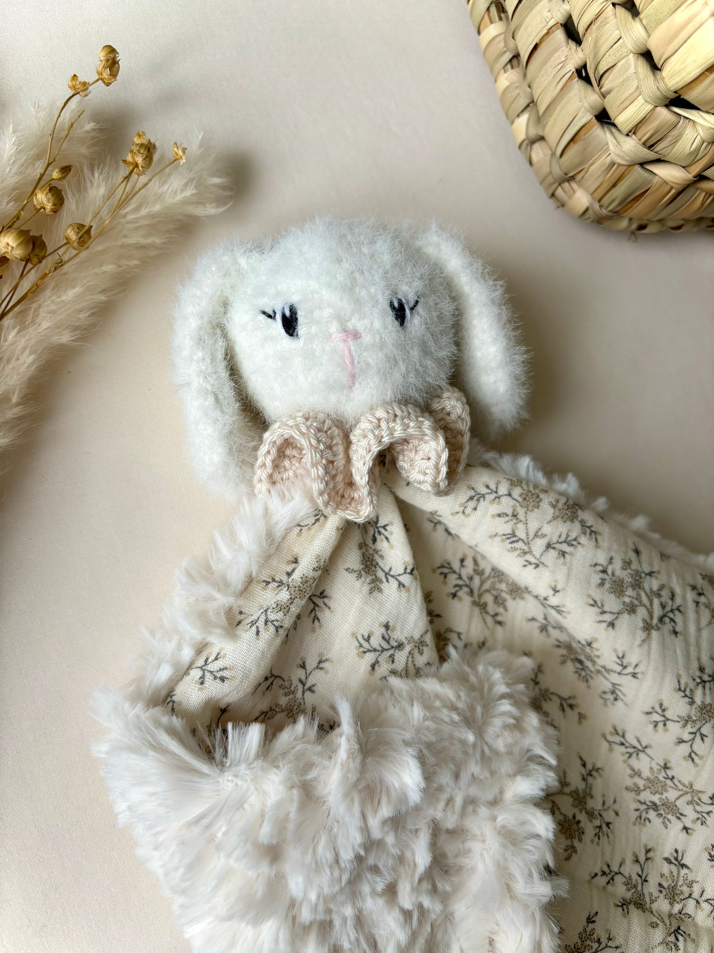 Doudou lapin Léonie fleuri